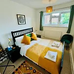 Modern Flat At Selden House