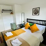 Modern Flat At Selden House