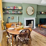 Modern Flat At Selden House