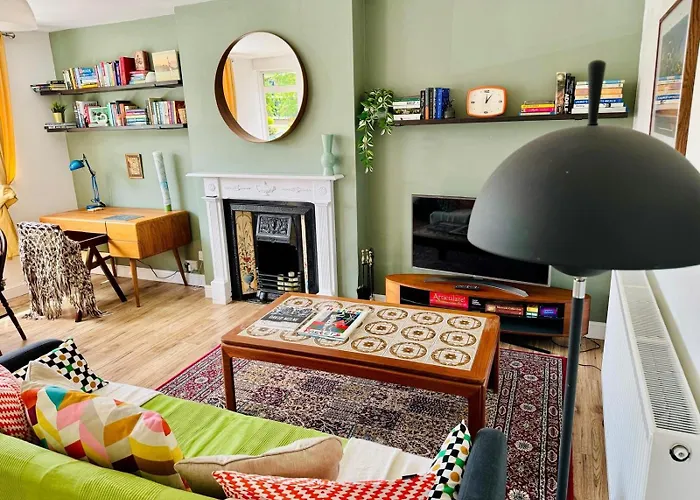 Modern Flat At Selden House