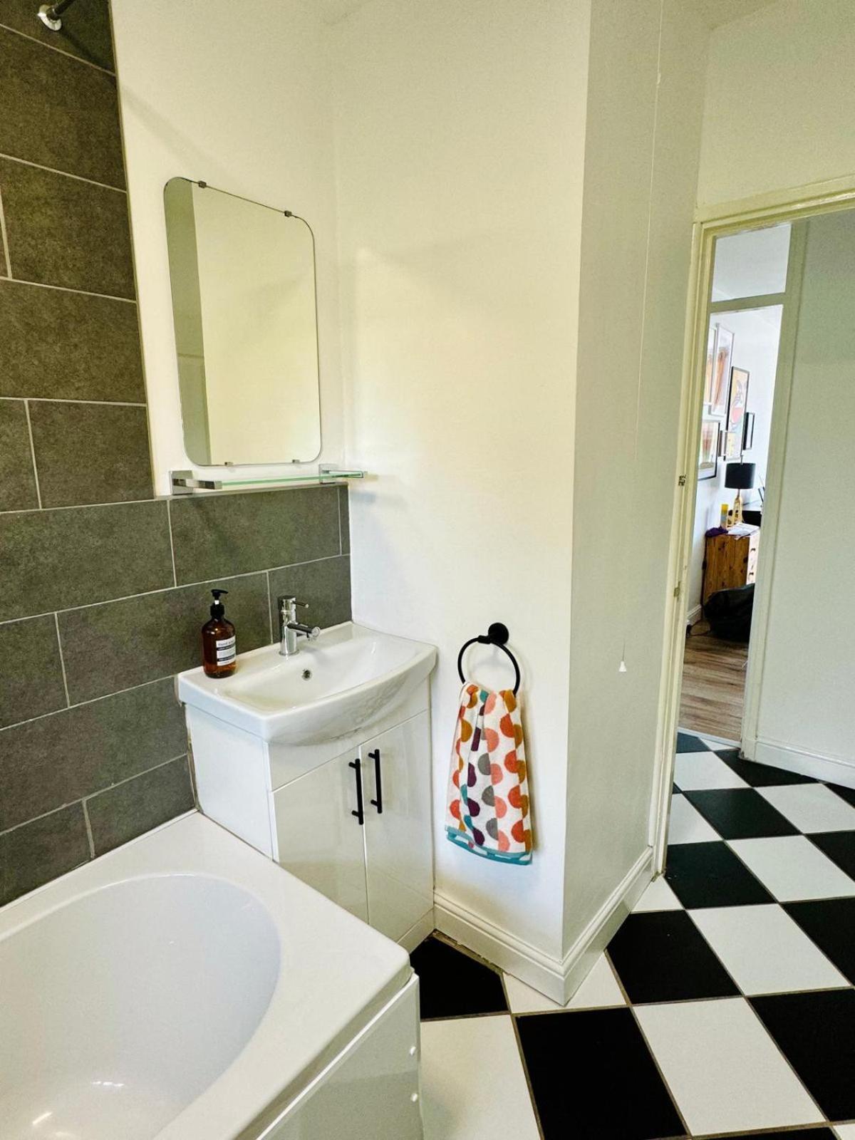 Modern Flat At Selden House * Londra