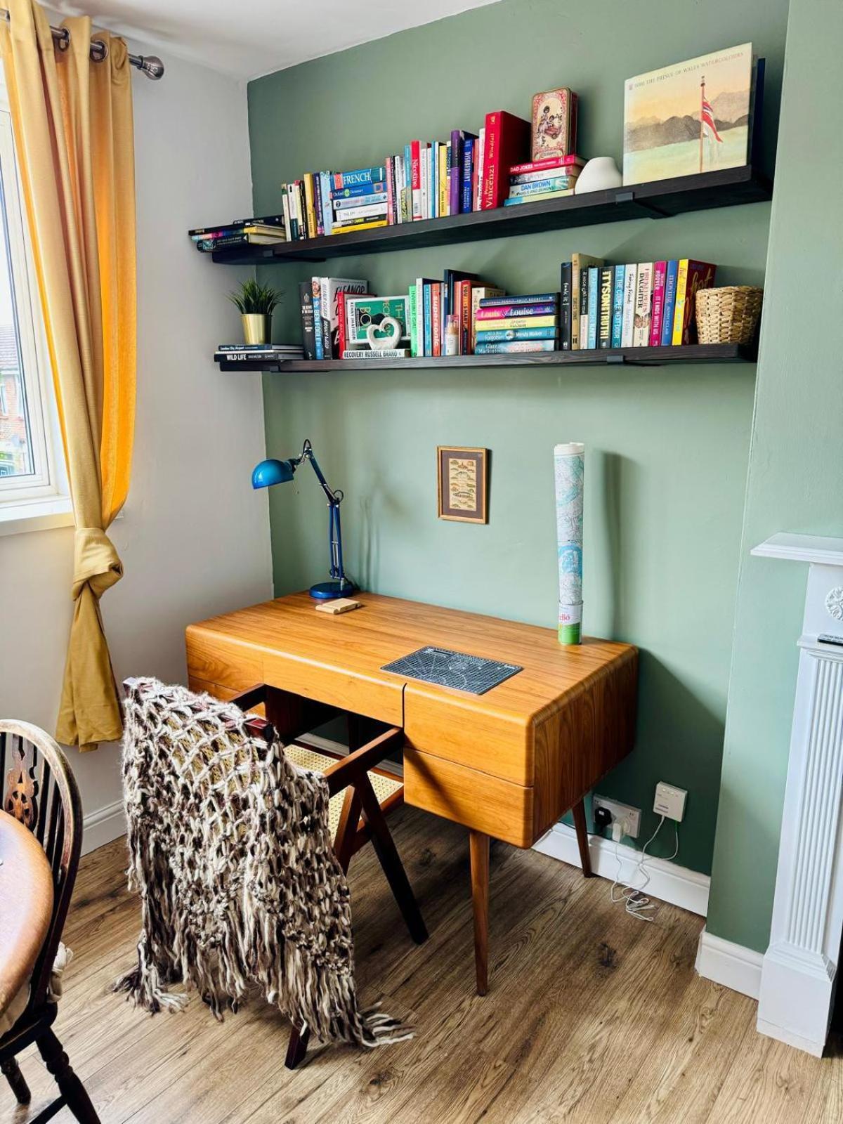 Modern Flat At Selden House