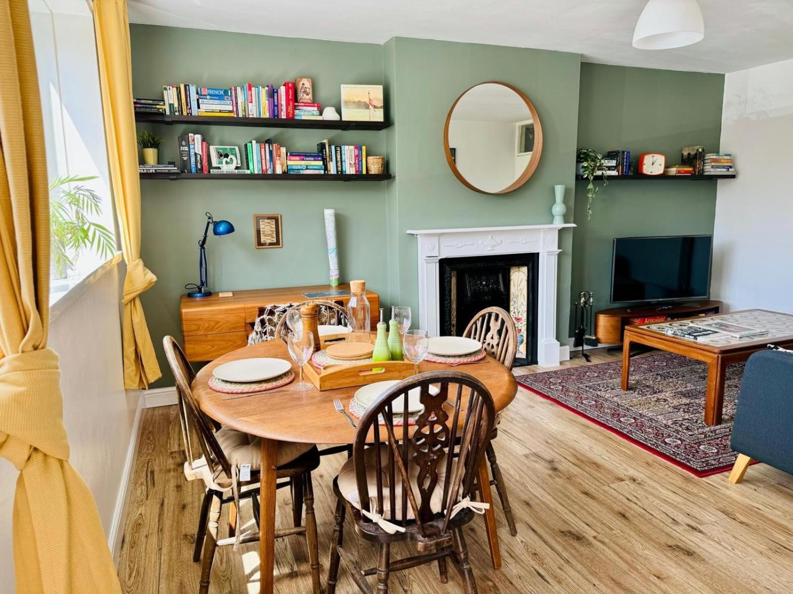 Modern Flat At Selden House